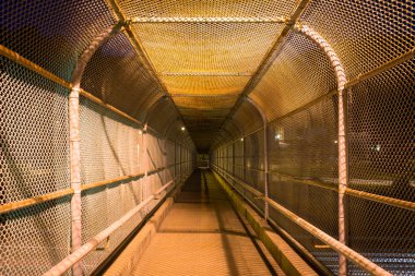 Pittsburgh, Pennsylvania, gece, yaya köprüsü.