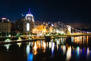 Andy Warhol Köprüsü ve Pittsburgh, Penn gece manzarası