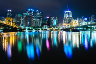 Hemen hemen Allegheny nehirde yansıtan Pittsburgh manzarası