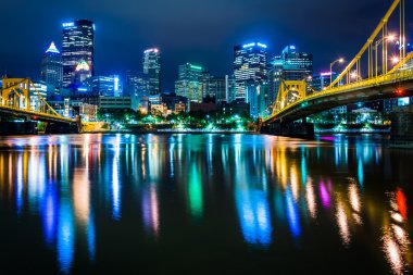 Hemen hemen Allegheny nehirde yansıtan Pittsburgh manzarası