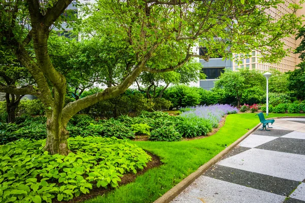 Trädgårdarna på Gateway Center Park i centrala Pittsburgh, Pennsylva — Stockfoto