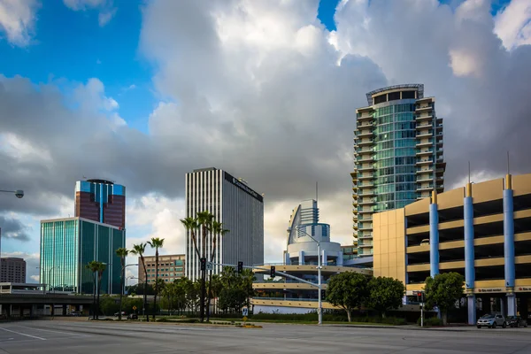 Modern buildings and Shoreline Drive in Long Beach, California. — Stock Photo, Image