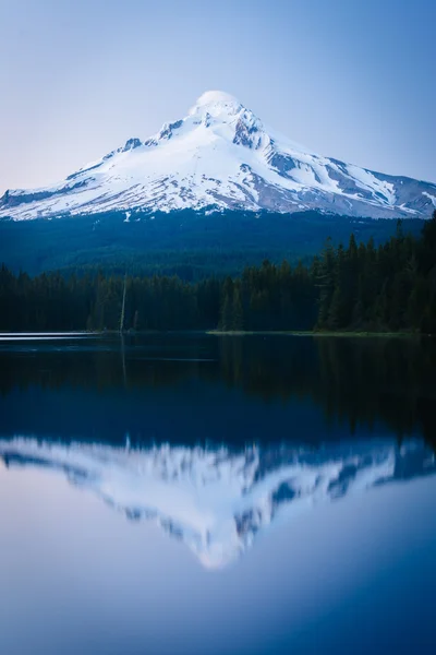 Mont Hood réfléchissant dans le lac Trillium au crépuscule, dans le mont Hoo — Photo