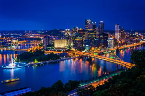 Éjszakai kilátás a tetején a Duquesne lejtő a Pittsburgh — Stock Fotó