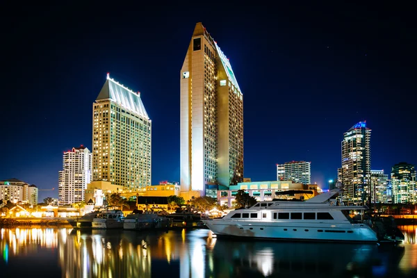 Arranha-céus refletindo no porto de San Diego à noite, em San Diego — Fotografia de Stock