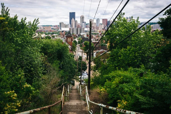 Escadaria e vista do horizonte em Pittsburgh, Pensilvânia . — Fotografia de Stock