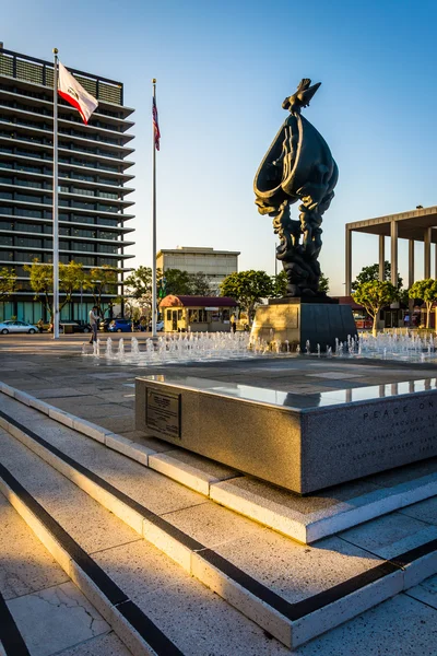 Statue und Brunnen in der Innenstadt von Los Angeles, Kalifornien. — Stockfoto