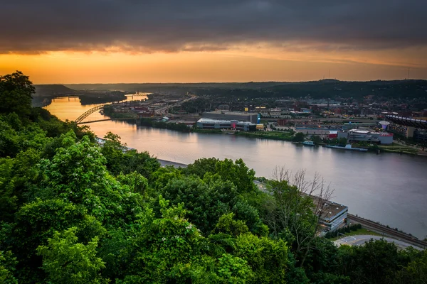 Sonnenuntergang Blick über den Ohio River in Pittsburgh, Pennsylvania. — Stockfoto