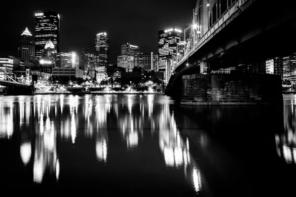 The Andy Warhol Bridge et skyline la nuit, à Pittsburgh, Penn — Photo