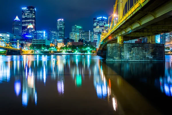 The Andy Warhol Bridge e skyline à noite, em Pittsburgh, Penn — Fotografia de Stock