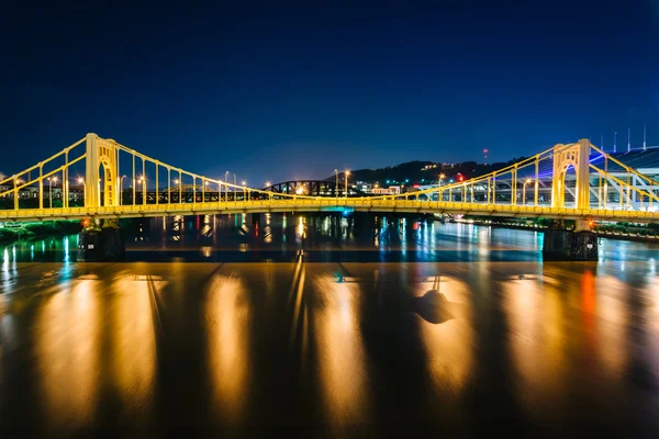 A ponte Andy Warhol sobre o rio Allegheny à noite, em Pit — Fotografia de Stock