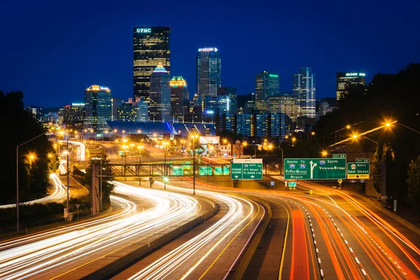 The Pittsburgh skyline and I-279 at night, in Pittsburgh, Pennsy — Stock Photo, Image