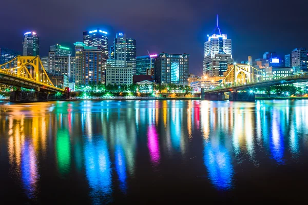 O horizonte de Pittsburgh refletindo no rio Allegheny, próximo — Fotografia de Stock