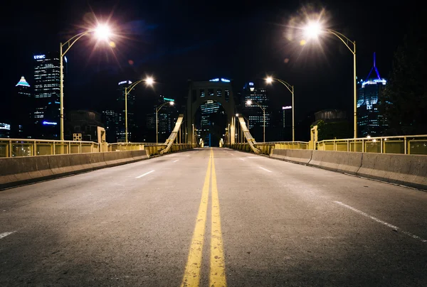 Rachel Carson Bridge nocą, w Pittsburghu, Pensylwania. — Zdjęcie stockowe