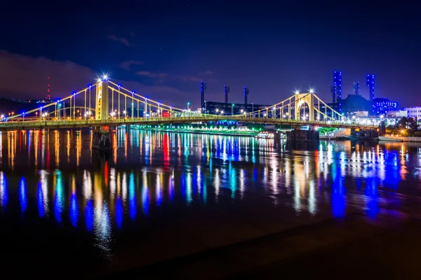 Le pont Roberto Clemente la nuit, à Pittsburgh, Pennsylvani — Photo