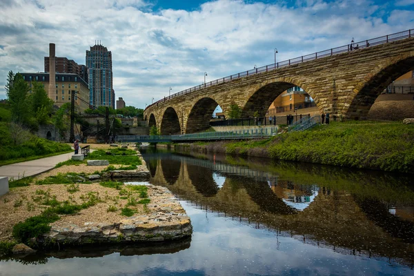 Kámen oblouk mostu a Mill ruiny Park, v Minneapolis, Minne — Stock fotografie