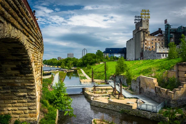 Widok na Park ruiny młyna i łuk kamienny most w Minneapolis — Zdjęcie stockowe