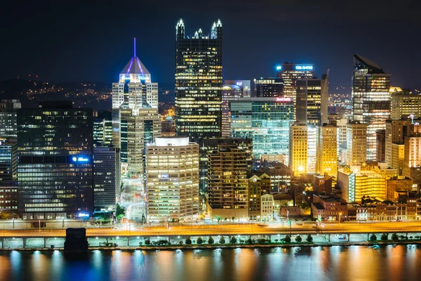 Blick auf Pittsburgh bei Nacht von der Grandview Avenue in Mount Washi — Stockfoto