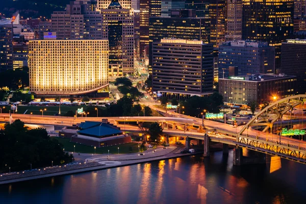 Vista de edificios en el centro de Pittsburgh desde la parte superior del Duq — Foto de Stock