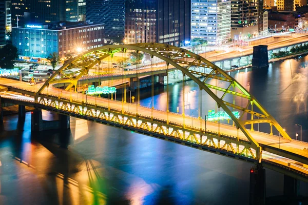 Utsikt över Smithfield Street Bridge på natten från Grandview Ave — Stockfoto