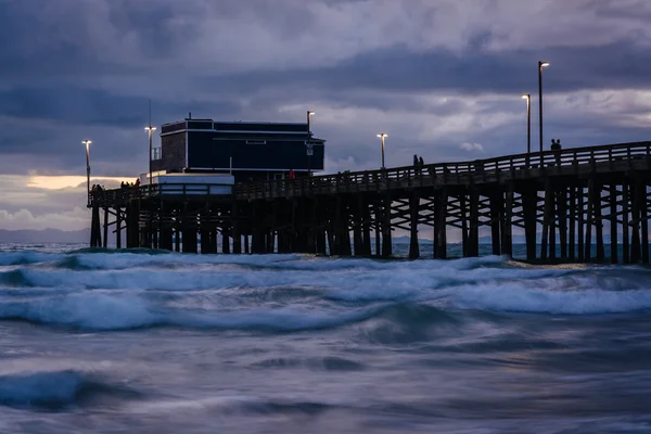 Waves in the Pacific Ocean and the Newport Pier at twilight, in — Stock Photo, Image