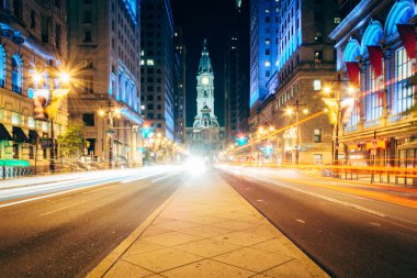 Geniş cadde ve Belediye Binası'nda gece, şehir merkezinde, Philadelphi