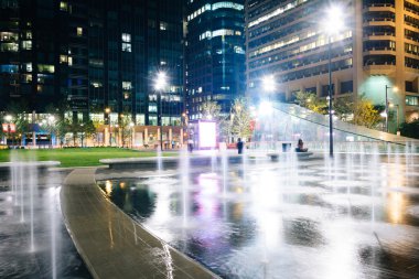 Dilworth Park, Philadelp gece, binalar ve çeşmeler