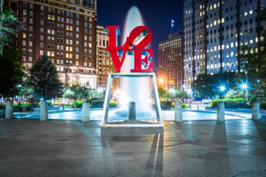 Aşk Park, gece, şehir merkezinde, Philadelphia, Pennsylvania.