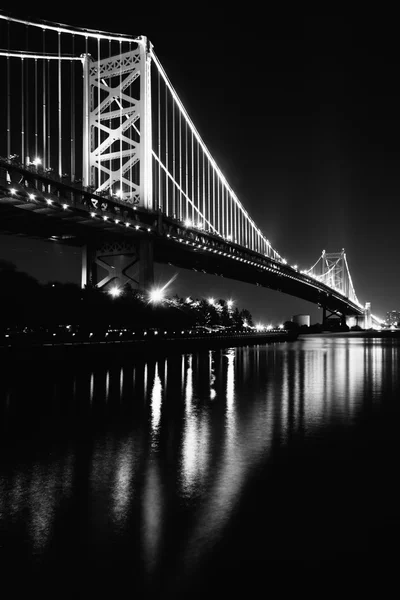 Schwarz-Weiß-Foto der Benjamin-Franklin-Brücke bei Nacht, — Stockfoto