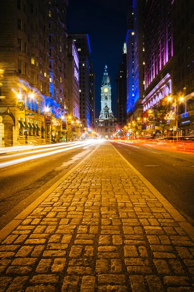 Geniş cadde ve Belediye Binası'nda gece, şehir merkezinde, Philadelphi — Stok fotoğraf