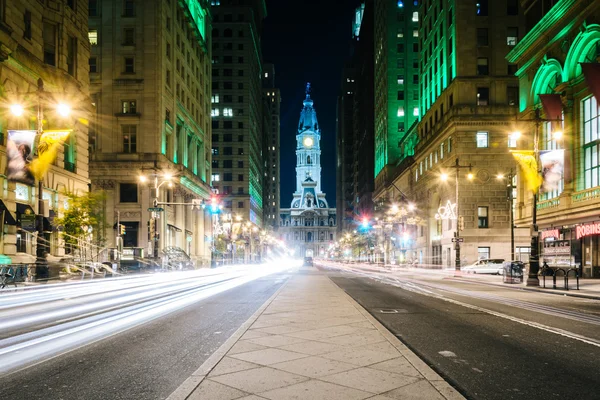 Brede straat en City Hall's nachts, in centrum van de stad, Philadelphi — Stockfoto