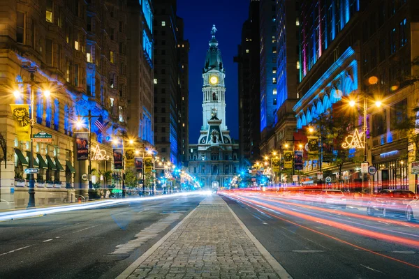 Breite Straße und Rathaus in der Nacht, in der Innenstadt, philadelphi — Stockfoto