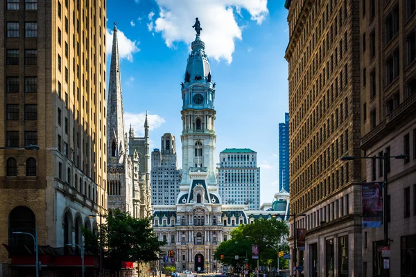 Belediye Binası ve geniş sokakta şehir merkezinde, Philadelphia, Pennsyl — Stok fotoğraf