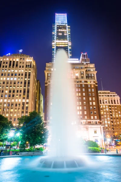 Brunnen in Love Park in der Nacht, in der Innenstadt, Philadelphia, pe — Stockfoto