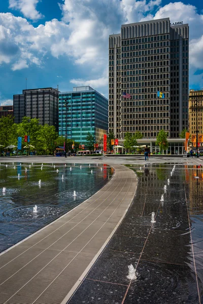 Fonteinen en gebouwen in Dilworth Park, in Philadelphia, Penns — Stockfoto