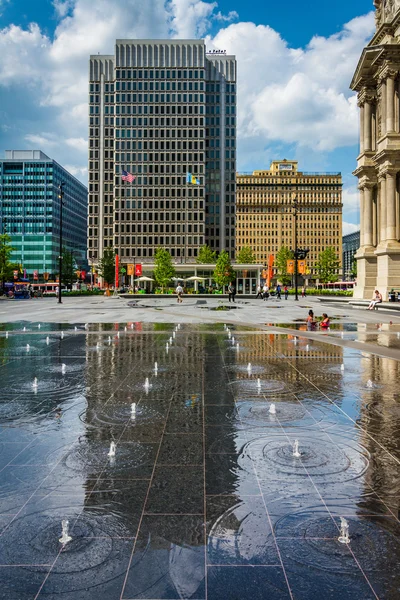 Brunnen und Gebäude im Dilworth Park, in Philadelphia, Wimpel — Stockfoto