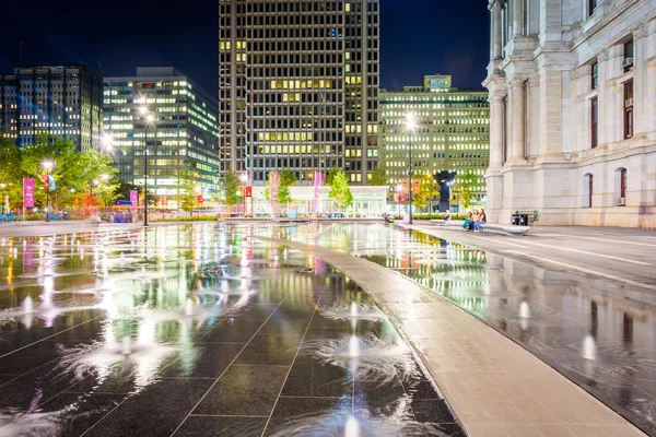 Fontäner och byggnader på natten, på Dilworth Park, i Philadelp — Stockfoto