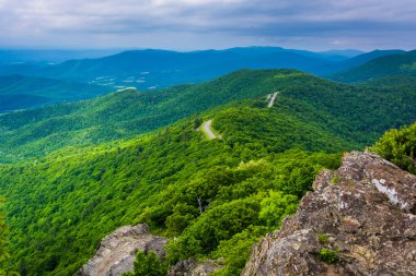 Blue Ridge Dağları üzerinden küçük taşlı erkek dağ manzarası,