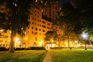 Geçit ve Rittenhouse Meydanı'Philade gece, binalar