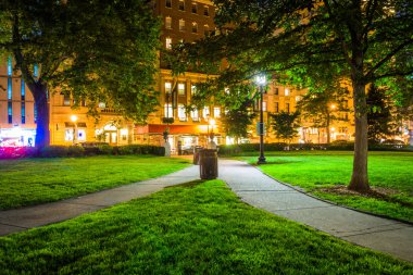 Geçit ve Rittenhouse Meydanı'Philade gece, binalar