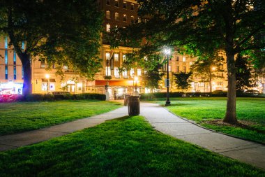 Geçit ve Rittenhouse Meydanı'Philade gece, binalar