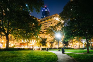 Geçit ve Rittenhouse Meydanı'Philade gece, binalar