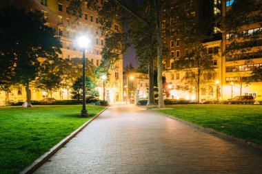 Geçit ve Rittenhouse Meydanı'Philade gece, binalar