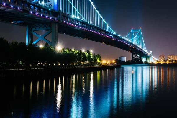 El puente Benjamin Franklin por la noche, en Filadelfia, Pennsylv — Foto de Stock