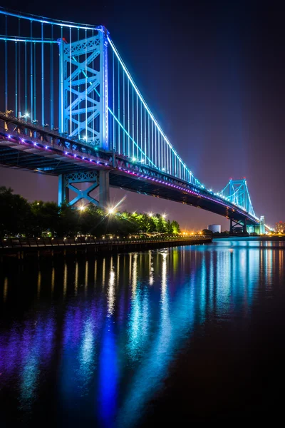 El puente Benjamin Franklin por la noche, en Filadelfia, Pennsylv — Foto de Stock