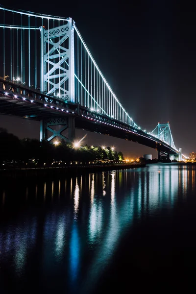 El puente Benjamin Franklin por la noche, en Filadelfia, Pennsylv — Foto de Stock