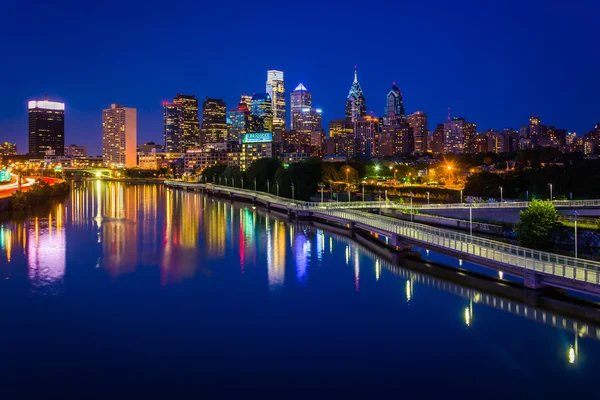 O horizonte da Filadélfia e o rio Schuylkill à noite, visto — Fotografia de Stock