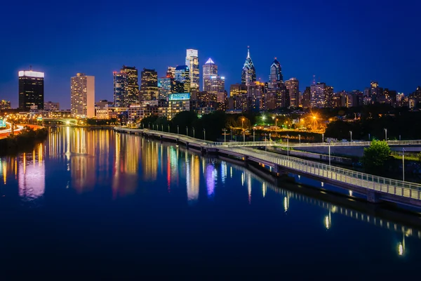 Die Skyline von Philadelphia und der Fluss Schuylkill bei Nacht, von — Stockfoto