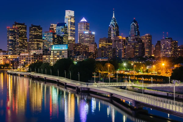 O horizonte da Filadélfia e o rio Schuylkill à noite, visto — Fotografia de Stock