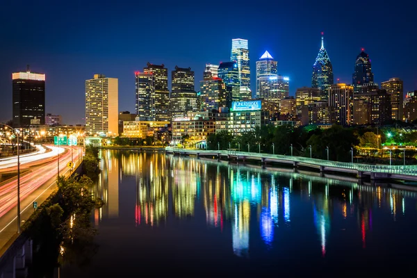 Die Skyline von Philadelphia und der Fluss Schuylkill bei Nacht, von — Stockfoto